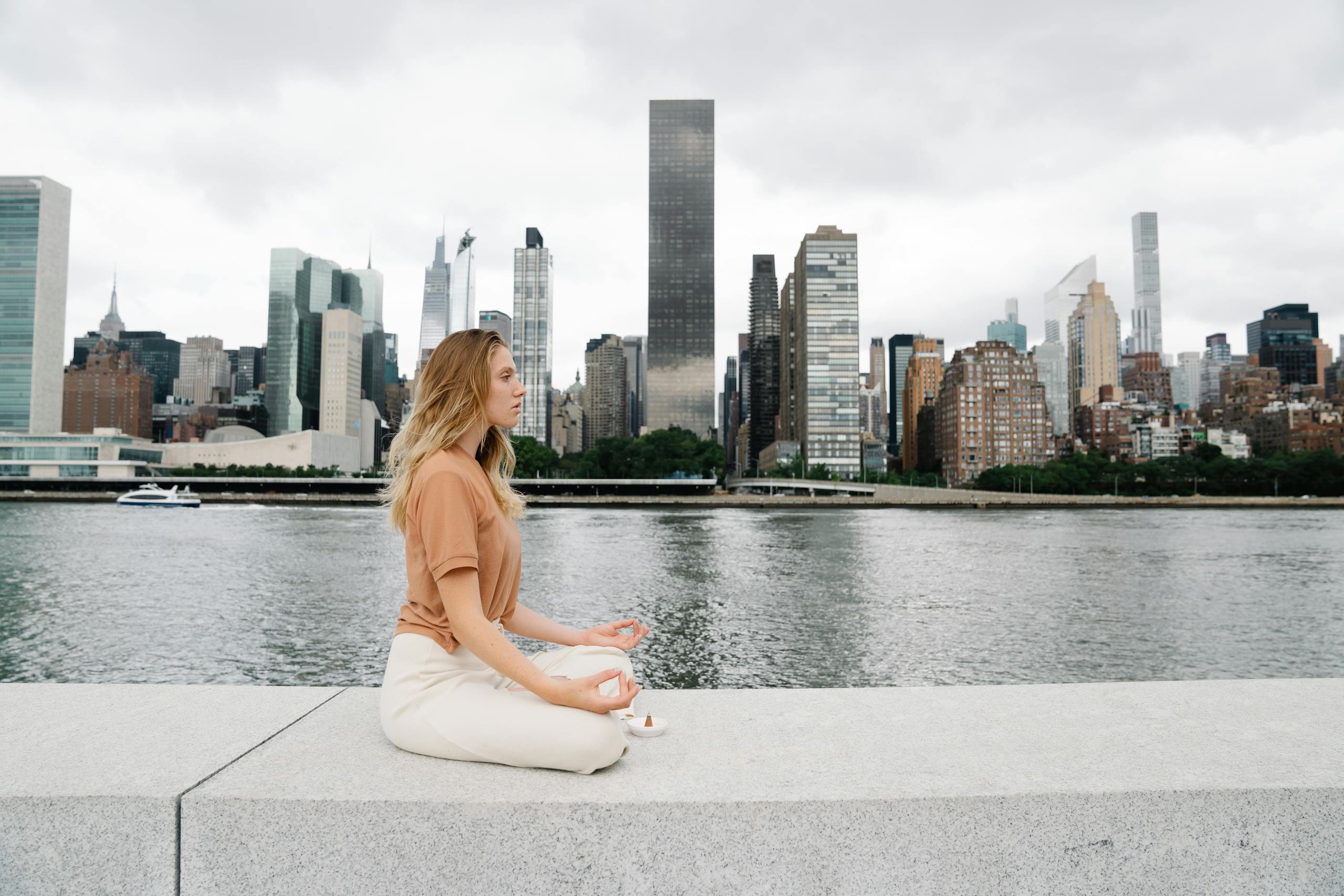 mujer meditanto oficina