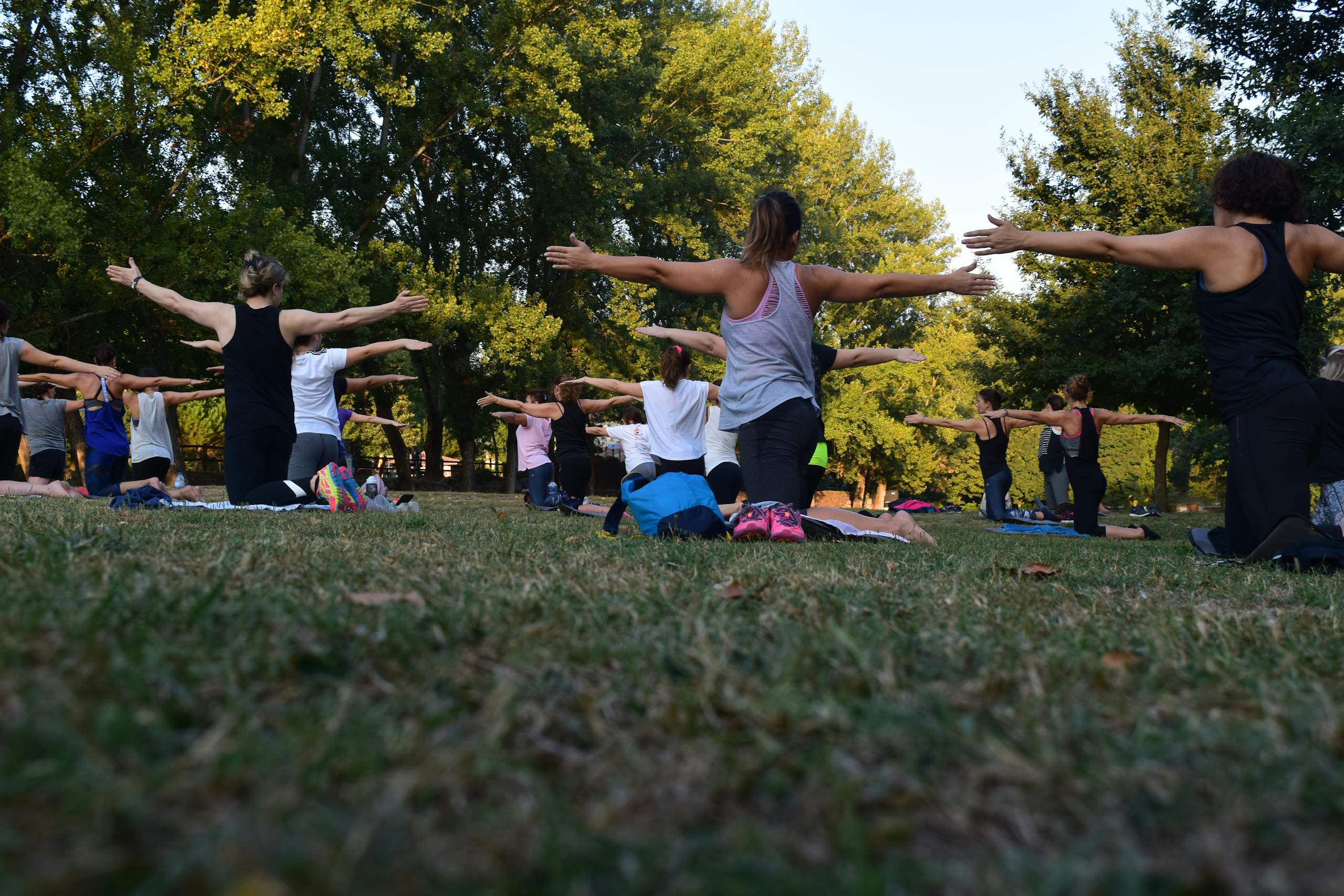 grupo de jovenes haciendo yoga al aire libre