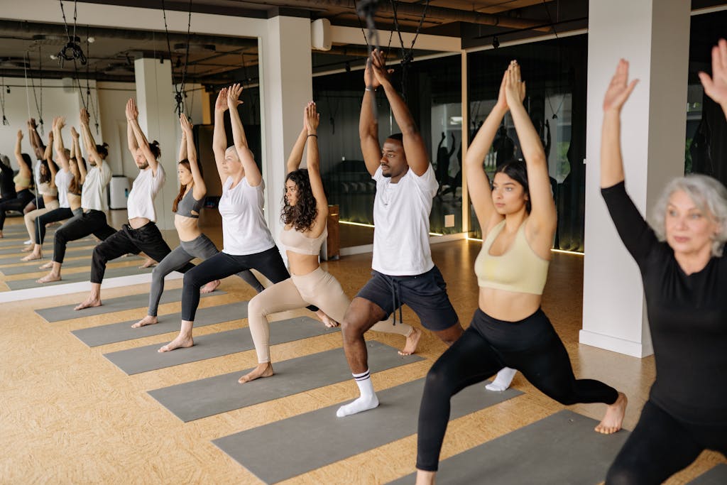 clase de yoga a grupo