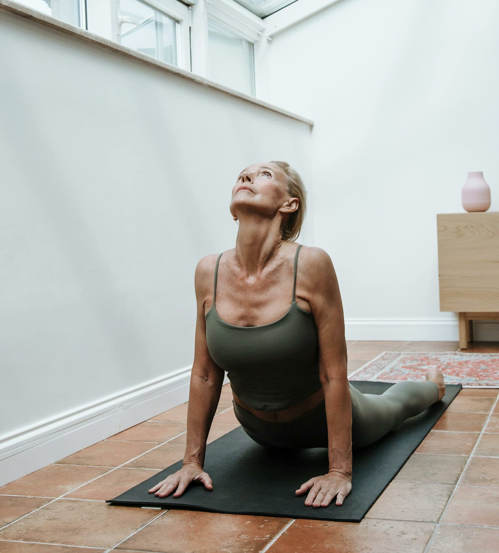 Mujer haciendo yoga en clase privada arroyomolinos