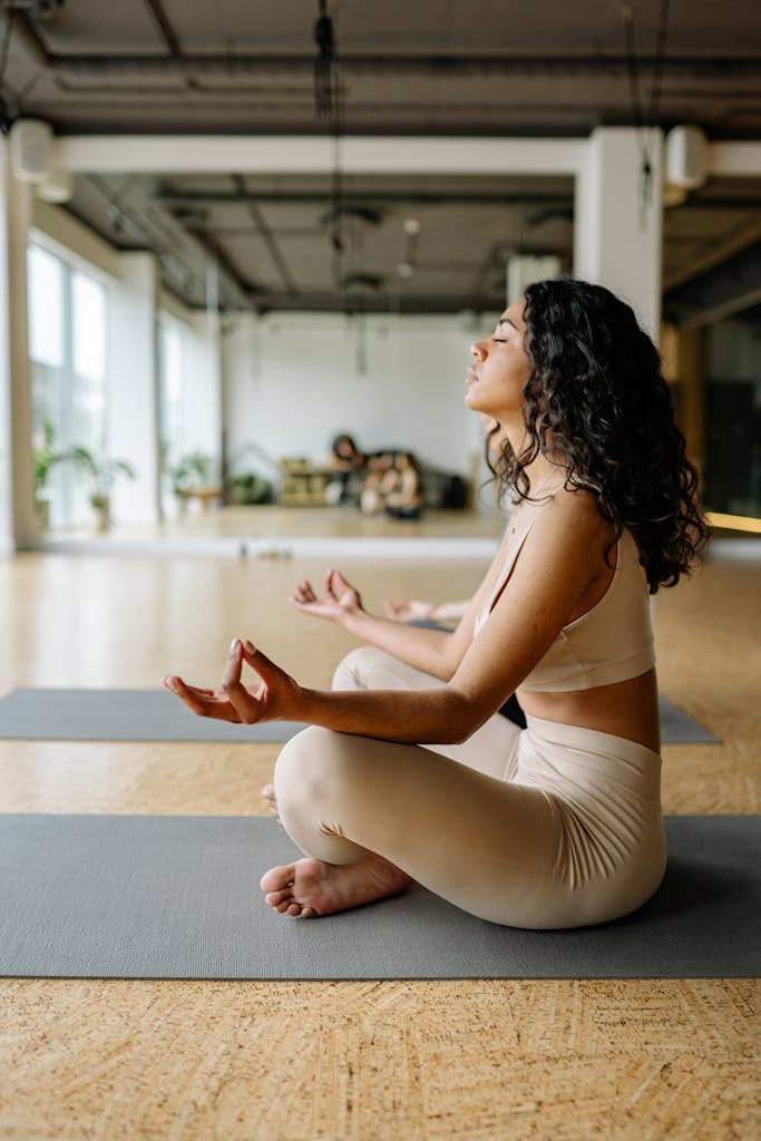 mujer haciendo yoga y meditación